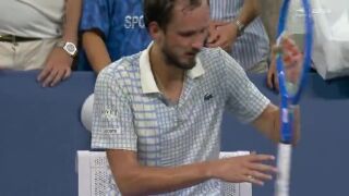 Счупени ракети и нерви: Медведев вилнее в Ню Йорк (ВИДЕО)