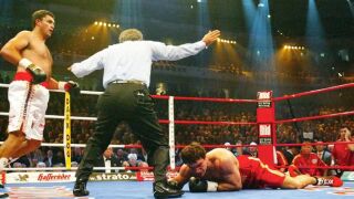 Боксьорът, който победи Кличко, загина, защитавайки дъщеря си