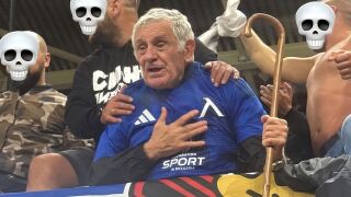 Дядо с бастун от агитката на Левски впечатли света (СНИМКА)