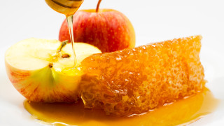 Сочни ябълки с мед и бадеми