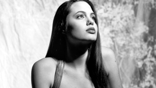 Снимки на 15-годишната Джоли на търг