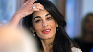 Вижте как изглежда дамската чанта, която носи името на Амал Клуни