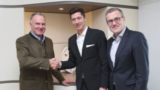 Левандовски преподписа с 