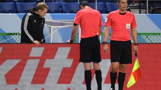 Футболен съдия използва за първи път в историята видео помощ (ВИДЕО)