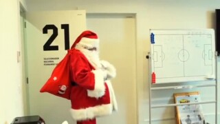 Треньорът на Португалия се премени като Дядо Коледа (ВИДЕО)