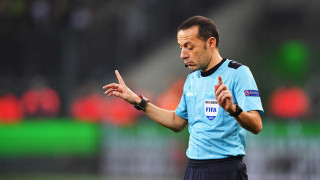 Джунейт Чакър отсъди дузпа за игра с ръка... на вратаря (ВИДЕО)