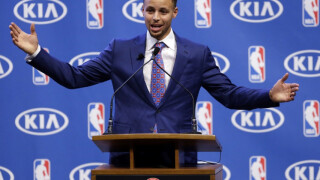 Къри продаде свои кецове, дари средствата за пострадалите при пожара в Оукланд (ГАЛЕРИЯ)