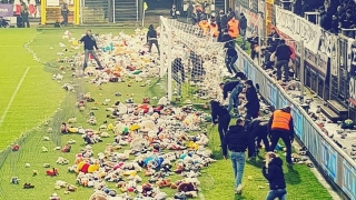 Футболен Дядо Коледа: Фенове подариха цял терен играчки на деца (ВИДЕО)