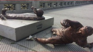 Отрязаха краката на статуята на Меси 