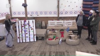 Жените правят елха и венец