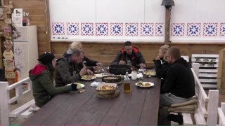 Настроението около трапезата е чудесно