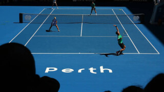 Домакинът започна 