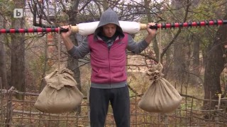 Кой ще устои на 50 килограма тежести и проливен дъжд?