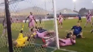 5 удара за 7 секунди и едно блокиране с... глава (ВИДЕО)