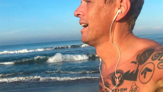 Фенът, който следва любимия си отбор... с бягане (ГАЛЕРИЯ)