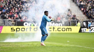 Хвърлиха бомбичка по вратаря на 