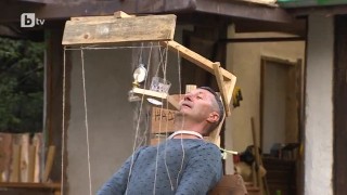 Прагът на портата минава изключително колоритният Владо Каролев