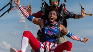 Баскетболист направи ефектна забивка след скок с парашут (ВИДЕО)