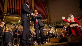 Култовият Тако Фол грабна диригентската палка и я качи нависоко (ВИДЕО)