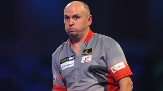 Дартс шампион се... прободе на световното (ВИДЕО)