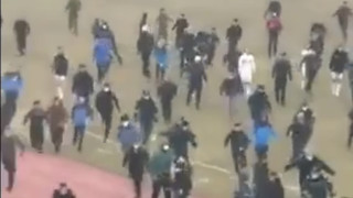 Футболист-каратист повали съдията (ВИДЕО)