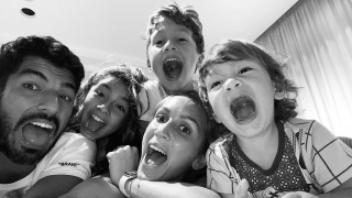 Татко си е вкъщи! Луис Суарес отново прегърна децата си (ВИДЕО)