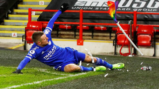 Джейми Варди, който всява страх в... страничните флагове (ВИДЕО)