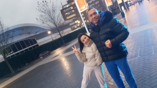 Кобрата се разхожда из Лондон в отлично настроение (СНИМКИ)