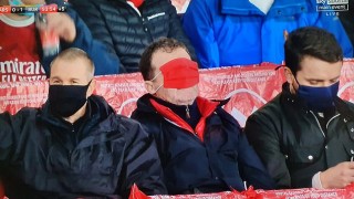 Фен си сложи маската на очите, за да не гледа поредната издънка на 