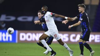 Футболист играе с маска, за да предпази семейството си от коронавируса (ВИДЕО)