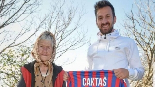 След грабеж на 400 литра вино: Футболист подкрепи пострадалата баба