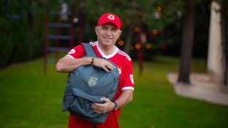 Стоичков се радва на 