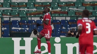 Али Соу дарява фланелката си от мача с 