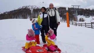 Снегът не плаши Джорджина и наследниците на Роналдо (СНИМКИ)