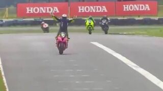 Бразилският бързак, който сложи тигана преди да хване рибата (ВИДЕО)