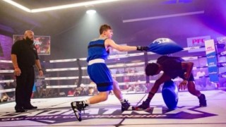 Боят с възглавници се мести на боксовия ринг (ВИДЕО)
