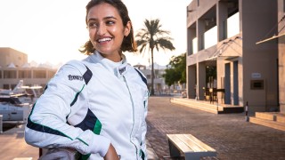 Една жена от Саудитска Арабия, която преобръща представите в моторните спортове