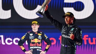 Хамилтън спечели в луда надпревара на 