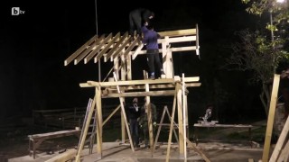 Фермерите работят без прекъсване през цялата нощ, за да довършат камбанарията
