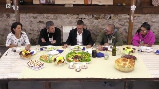 Финалистите сядат на една маса за последно