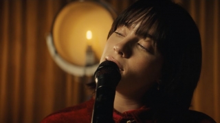 Били Айлиш с акустично изпълнение на песента си "Billie Bossa Nova" (ВИДЕО)