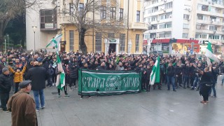 Протестиращи фенове на 