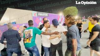 Самуел Ето'о нокаутира с ритник фен в Катар (ВИДЕО)