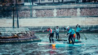 Падъл борд в студените води на Сена (ВИДЕО)