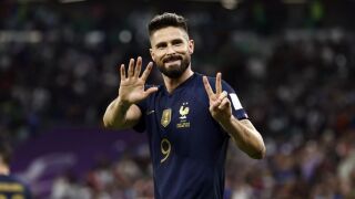 Рекордьорът Жиру получи специална фланелка (ВИДЕО)