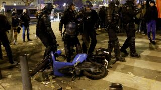 Паника в Париж преди Мароко - Франция, затварят 