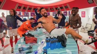 Танци с тонколона, плъзгане по масата... Дивата радост на 