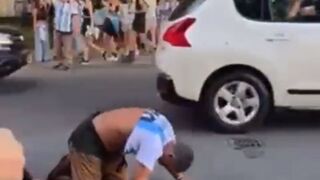 Фен даде фланелката си на бездомник (ВИДЕО)