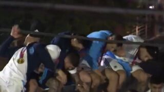 Електрически кабел едва не обеси Меси на парада (ВИДЕО)