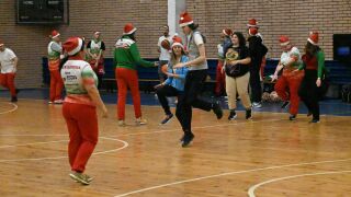 Отборът по адаптиран баскетбол с коледна тренировка